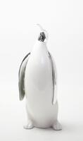 Lote 72 - PINGUIM DECORATIVO - escultura em cerâmica de cor prata e branco. Dim.: 40 cm altura. Nota: Sinais de armazenamento. Artigo novo, com etiquetas