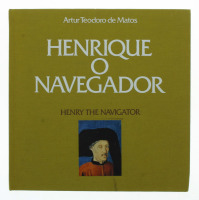 Lote 46 - HENRIQUE O NAVEGADOR, LIVRO FILATÉLICO - Edição bilingue (Português / Francês). Por Artur Teodoro de Matos. Edição do Clube do Coleccionado, CTT Correios, Lisboa, 1994. Edição numerada (Nº 0013862) e autenticada pelo Editor com um Tiragem de 15 