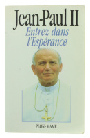 Lote 49 - JEAN-PAUL II- ENTREZ DANS L'ESPÉRANCE - Por Plon-Mame. 1994. encadernação de brochado. 335 Págs. Impresso em França. Exemplar idêntico encontra-se à venda por € 24,50€. Consultar valor indicativo em https://bit.ly/3NV2o7m