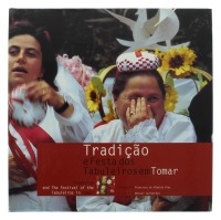 Lote 50 - TRADIÇÃO E FESTAS DOS TABULEIROS EM TOMAR, LIVRO - Por Manuel Guimarães. 1ª Edição de 1995. Exemplar bem estimado. Exemplar idêntico encontra-se à venda por € 40. Encadernação de capa dura com sobrecapa de proteção a cores. Profusamente ilustrad