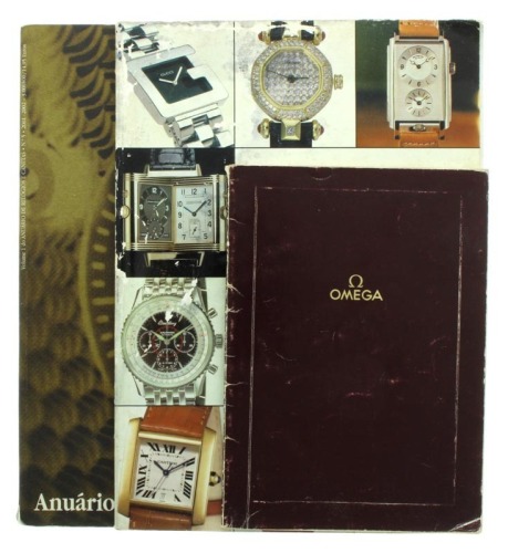 Lote 53 - CATÁLOGOS DE RELÓGIOS - 3 Vols. Anuário de Relógios de 2001-2002, 302p ilustrado com preçário; The 1997 guide to Quality watches, ilustrado com preçário; Omega - livro ilustrado com modelos da marca; Nota: Para consumidores e colecionadores. Sin