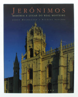 Lote 76 - JERÓNIMOS, MEMÓRIA E LUGAR DO REAL MOSTEIRO - Por Jorge Mucha gato e Nicolas Sapieha (1997). Exemplar idêntico encontra-se à venda por € 30.00€. Edições Inapa. Encadernação editorial, protegida por sobrecapa a cores. Profusamente ilustrado. Exem