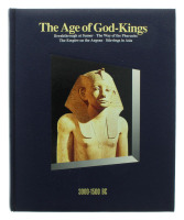 Lote 81 - THE AGE OF GOD-KINGS, 3000-1500 BC, LIVRO - Editora: Times-Life books. Exemplar bem estimado. Encadernação de luxo em pele. Idioma: Inglês. Profusamente ilustrado