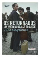 Lote 94 - OS RETORNADOS - UM AMOR NUNCA SE ESQUECE, LIVRO - Por Júlio Magalhães. Editor: A Feira dos livros. Exemplar bem estimado. Tema: Romance/Ficção, uma história de amor que tem como cenário os conturbados momentos finais de uma África portuguesa. 30