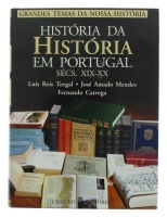 Lote 127 - HISTÓRIA DA HISTÓRIA EM PORTUGAL (SÉCS. XIX-XX) - Por Luís Reis Torgal. Exemplar bem estimado. Encadernação editorial, protegida por sobrecapa a cores. Profusamente ilustrado