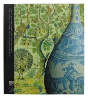 Lote 163 - A INFLUÊNCIA ORIENTAL NA CERÂMICA PORTUGUESA DO SÉCULO XVII - Catálogo de exposição realizada em 1994 no museu Nacional do Azulejo. Muito Raro. Exemplar idêntico encontra-se à venda por € 180. Profusamente ilustrado e muito descritivo. 161 págs