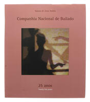 Lote 250 - COMPANHIA NACIONAL DE BAILADO 25 ANOS, LIVRO - Por Susana de Jesus Santos. Exemplar bem estimado. Exemplar idêntico encontra-se à venda por € 41,20. Edição da CNB. Patrocínio do BPA. Encadernação editorial, protegida por sobrecapa a cores. Cons