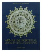 Lote 252 - ARMAS DE PORTUGAL- ORIGEM-EVOLUÇÃO-SIGNIFICADO, LIVRO - Por João Paulo de Abreu e lima. Exemplar idêntico encontra-se à venda por € 120. Encadernação editorial, protegida por sobrecapa a cores. Editoria: Edições Inapa, Lisboa, 1998. Profusament