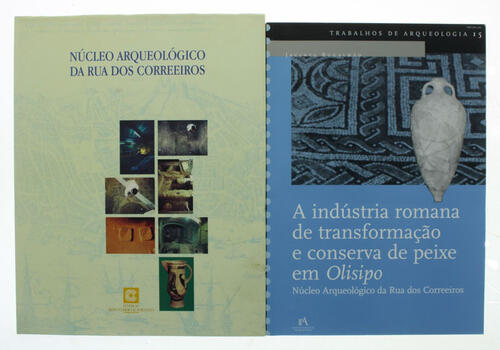 Lote 306 - ARQUEOLOGIA EM PORTUGAL, 2 LIVROS - 1- Trabalhos de Arqueologia 15 - A indústria romana de transformação e conserva de peixe em Olisipo. Núcleo Arqueológico da Rua dos Correeiros; 2 - Núcleo Arqueológico da Rua Dos Correeiros (Ilustrado). Nota: