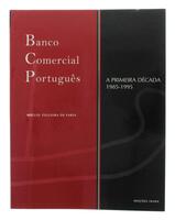 Lote 415 - BANCO COMERCIAL PORTUGUÊS - A PRIMEIRA DÉCADA (1985-1995), LIVRO - Por Miguel Figueira de Faria. Edições Inapa, 2001. Encadernação de capa de brochura com 370 páginas e sobrecapa. Dim: 25x20 cm. Nota: exemplar bem estimado