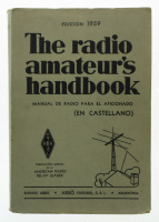 Lote 429 - THE RADIO AMATEUR'S HANDBOOK / MANUAL DE RADIO PARA EL AFICIONADO - EDICION 1959 - Exemplar idêntico encontra-se à venda por € 40. Publicación Oficial de la American Radio Relay League. Idioma bilingue (Inglês e Castelhano). Exemplar ilustrado 