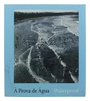 Lote 456 - À PROVA DE ÁGUA/WATERPROOF - Por Jorge Calado. Edition Stemmle. Exemplar idêntico encontra-se à venda por € 46,59. Encadernação de revista com 567 págs. Profusamente ilustrado com fotografias a cores e a preto e branco. Nota: Sinais de armazena