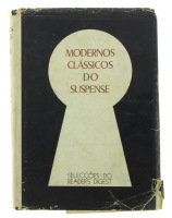 Lote 527 - MODERNOS CLÁSSICOS DE SUSPENSE - Seleções do Reader's Digest. Ano: 1972. Encadernação de capa dura com sobrecapa de proteção. 652p. Nota: sinais de manuseamento e desgastes