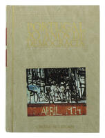 Lote 572 - PORTUGAL 20 ANOS DE DEMOCRACIA, LIVRO - Por AA.VV. Exemplar idêntico encontra-se à venda por € 30. Coordenação de António Reis. Círculo de leitores, Lisboa, 1993. Encadernação editorial de capa dura. Obra ilustrada com inúmeras fotografias, map