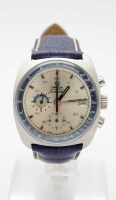 Lote 13 - RELÓGIO OMEGA SEAMASTER, AUTOMÁTICO - relógio de pulso de homem da marca Omega Seamaster Chronographe "JEDI", dos anos 70, automático, com caixa em aço prateado com mostrador azul com taquímetro e calendário, vidro safira, com bracelete (não ori