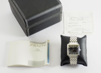 Lote 15 - RELÓGIO ZENITH, AUTOMÁTICO - relógio de pulso de homem da marca Zenith Elite, automático, caixa quadrada em aço prateado com mostrador preto, com calendário, vidro safira, resistente à água, com bracelete em aço prateado. Dimensão: 3,5x3,5 cm. A