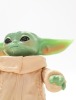 Lote 85 - YODA THE CHILD - boneco de coleção Star Wars, Teh Mandalorian the Child Yoda, movimento de cabeça e braços. Dimensão: 17 cm de altura. Bom estado. Nota: boneco em caixa com pvp de € 29, 50, consulte em https://tinyurl.com/bdhpb7kc - 3