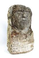 Lote 1968 - Escultura em granito representando busto masculino. Dim: 42x24x14 cm. Notas: sinais de uso