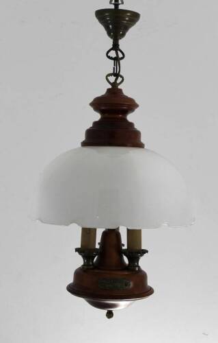 Lote 2025 - Candeeiro de tecto redondo com 3 lumes, suporte em madeira e metal com globo branco, electrificado, com 70 cm de altura e 35 cm de diâmetro, com placa em metal inscrição Willian Fawecett 1829-1860. Notas: Sinais de uso.