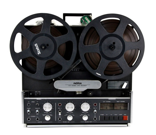 Lote 1 - REVOX B77 MK II - REEL-TO-REEL TAPE MACHINE (1977-1989) - Leitor e gravador de fitas magnéticas de alto rendimento e elevada perfomance audio. Usado por profissionais e audiófilos exigentes. O REVOX B77 é equipado com três motores assíncronos CA 