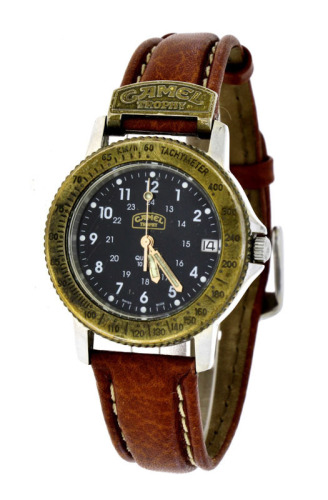 Lote 10 - CAMEL TROPHY, RELÓGIO DE PULSO - Modelo Ref. 661.090.090. Caixa em aço com 35 mm e bracelete em pele. Movimento de quartzo. Mostrador com dupla numeração árabe e data às 3 horas. Nota: sinais de uso, a funcionar