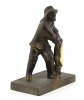 Lote 29 - "HOMEM DO LEME", RELÓGIO DE MESA - Escultura em bronze representando Homem com roda de leme. Relógio inserido na roda de leme com movimento de corda manual e mostrador com numeração romana e ponteiro de despertador. Dim: 23x17x10 cm. Nota: a fun - 2