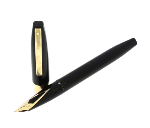 Lote 36 - SHEAFFER, CANETA DE APARO - Modelo Imperial IV (1960'S) Made in USA. Corpo em resina preta com aro e clip dourados. Aparo em ouro 14 Kt. Dim: 13,5 cm. Nota: sinais de uso