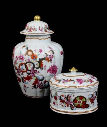 Lote 2313 - Conjunto de pote com tampa e caixa em porcelana da Vista Alegre, modelo Dinastia, decoração policromada. Dim: 28 cm (pote) e 11x16x12 cm (caixa).