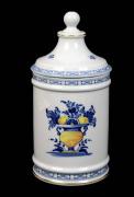 Lote 2319 - Pote com tampa em porcelana da Vista Alegre, modelo Viana, decoração policromada. Dim: 24 cm.