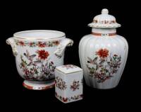 Lote 2341 - Conjunto de floreira, pote com tampa e caixa de tabaco em porcelana da Vista Alegre decoração "Magnólia". Dim: 28 cm (pote), 19cm (floreira) e 10 cm (caixa) Notas: pote com cabelo