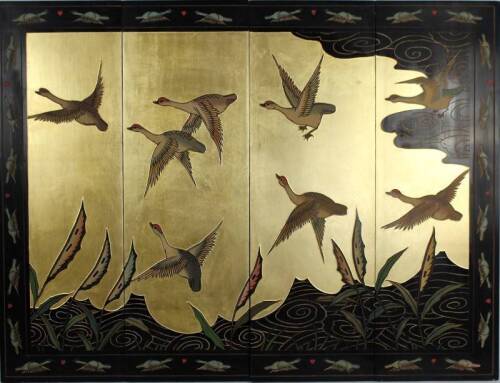 Lote 2380 - Painel oriental de 4 folhas em madeira lacada com dourados, decorado com aves, com 92x120 cm. Nota: Sinais de uso