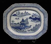 Lote 2522 - Travessa em porcelana da china, decoração a azul "paisagem fluvial com pagode e casas", reinado Qianlong (1736-1795). Dim: 41,4x33,5 cm. Notas: falhas no bordo, cabelo.