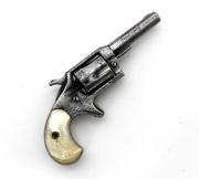 Lote 2545 - Revolver Americano de pequena dimensão de cerca de 1860,do tipo "Colt New Une Pocket Revolver". Corpo em aço com tambor de cinco câmaras e cano oitavado com a inscrição "Red Jacket N2B". Platinas de coronha em madrepérola. Necessita afinação no mecanismo. Faltas e
defeitos. Comprimento. 17 cm.