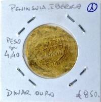 Lote 2580 - Moeda Ibérica em ouro, Dinar de ouro Árabe, período em que os Árabes ocupavam Península Ibérica, na região entre Barcelona, Sevilha e Silves, com 26mm, com peso de 4,40 gramas e um valor comercial de 850 €.