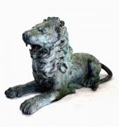 Lote 2602 - Leão em bronze em tamanho real, raro de cor esverdeada. Trabalho ricamente executado. Dim.165x100cm. Nota: Existem leões semelhantes em alguns países Europeus e no EUA cujo ronda em estimativa os 8.000 a 12.000 euros cada.