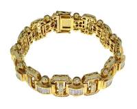 Lote 2683 - Pulseira de ouro branco 750 banhada a ouro amarelo, cravejada com cerca de 493 diamantes com um total aproximado de 16ct, com 21cm de comprimento, 16mm de largura e o peso de 75,7gr. Estava em venda em loja na Av. Defensores de Chaves com um p