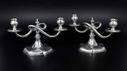 Lote 2684 - Par de Candelabros de Dois Lumes em Prata Portuguesa, com marca de contraste Águia de Lisboa (1938-1985) e com o peso total em Prata de 1484 gr e 28 cm de diâmetro. Candelabros com profusa decoração cinzelada. Trabalho cuidado de decoração e cinzelada