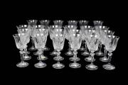 Lote 2791 - Serviço de copos em cristal da Boémia, modelo Laura, composto de 12 copos de água, 12 de vinho branco, 12 de vinho tinto e 12 flutes de champagne, decoração lapidada.