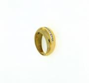 Lote 2841 - Anel de design moderno em ouro amarelo 19.2K (com 3 contrastes, contraste português 800) cravejado em carré com 15 diamantes em talhe quadrado de elevada qualidade. Peso: 5.9g, tam14. Nota: Estado Novo com PVP marcado em joalharia de 1.770€