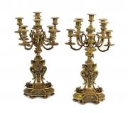 Lote 2903 - Par de candelabros de 9 lumes em latão dourado, relevado e cinzelado, base com 6 pés decorada com motivos vegetalistas, fustes com figuras femininas ,braços e arandelas de decoração vegetalista. Dim: 58 cm. Notas: sinais de uso, alguns braços ligeiramente entortados ( de fácil correcção).