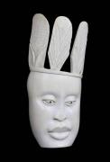 Lote 2920 - Máscara em marfim, figura indígena com coroa, Séc.. XX década de 60/70 Peso: 528g. Dim: 25x13cm .Notas: Com certificado do CITES