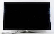 Lote 2925 - TV LCD - 3D, Samsung, cor preta, modelo LE46C750R2W, Características Técnicas: AC 100 - 240 V, 50/60 Hz, 210 W, Diagonal de Imagem 46 " - 115 cm, e Óculos 3D. Nota: Usado, Poderá apresentar pequenas marcas de armazenamento e transporte, falta manual de utilizador.