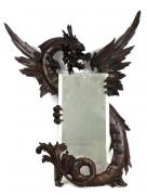 Lote 2930 - Espelho com moldura em nogueira entalhada representando dragão. Dim. - 102 x 78 cm. Notas: faltas e defeitos, vestígios de insectos xilófagos