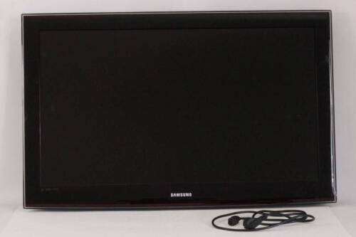 Lote 2502 - TV LCD, Samsung - Crystal, cor preta, modelo LE40B551A6W, Características Técnicas: 220 - 240 V ~ 50 Hz, 180 W, Diagonal de Imagem 40 " - 101,6 cm. Nota: usada. Poderá apresentar pequenas marcas de armazenamento e transporte. falta base de sup