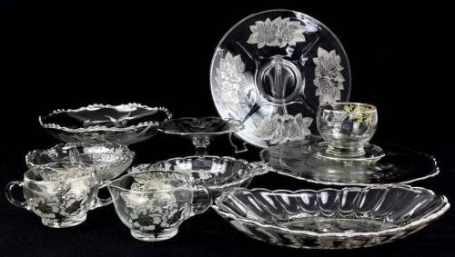 Lote 2533 - Conjunto de 10 peças em cristal antigas ornamentadas com prata, desenhos Arte-Nova; jarrinha para água, taça compota, peça para aperitivos. Bomboneira, taças para tostas, fruteira com 3 pés, 1 prato para bolo, outro para tarte e 1 taça para pa