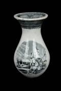 Lote 6 - Jarra século XIX, cerâmica de Sacavém ou Inglesa, decorada com paisagem e figuras em preto, com 19 cm de altura. Nota: Sinais de uso, bordo com falha