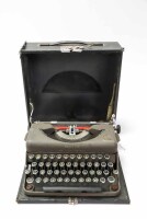 Lote 51 - MÁQUINA DE ESCREVER, VINTAGE - máquina de escrever vintage da marca Imperial The Good Companion, com teclado Hcesar, portátil, com tampa de proteção e transporte. Dimensão: total 12,5x31x32 cm. Marcas de uso e do tempo