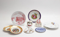 Lote 68 - CONJUNTO EM PORCELANA - composto por cinzeiro com cena galante, máscara, suporte para charutos, 2 pratos em porcelana inglesa, par de pratos em porcelana espanhola com cenas figurativas e abas a dourado, prato com flores em porcelana eletrocerâm