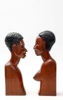 Lote 110 - ARTE TRIBAL AFRICANA - 2 esculturas de Casal entalhadas à mão em madeira exótica, artesanato tribal africano. Dimensão: 36 cm de altura