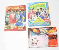 Lote 198 - CADERNETAS DE CROMOS, FUTEBOL - 3 cadernetas de cromos de Futebol, Coleção Oficial de Cromos, "1ª Divisão Nacional 85/86, vazia, SuperLiga 2005/06 da Panini, vazia, e Liga Nos 2015/16, da Panini, faltam 71 cromos de 406. Marcas de uso